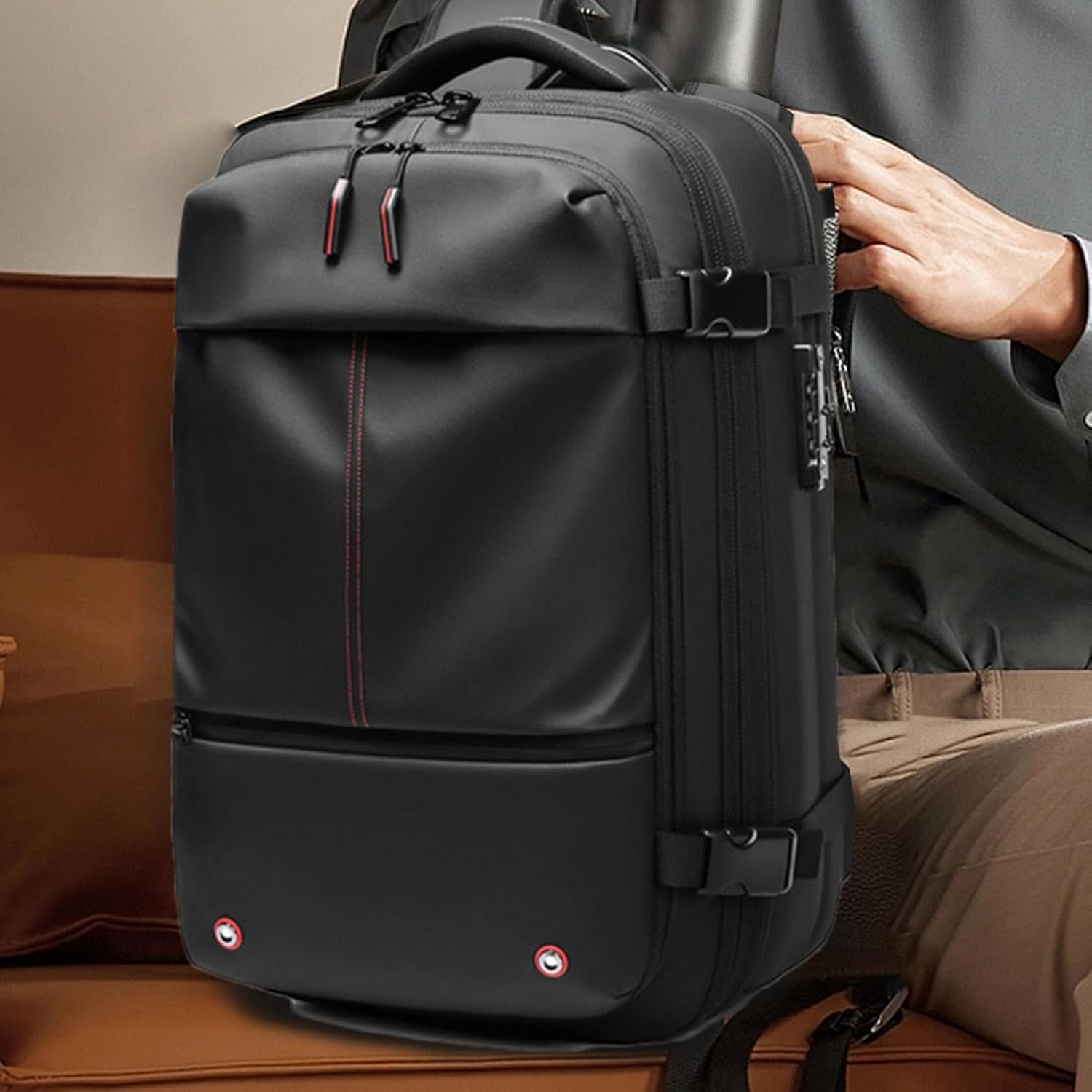 Zaino nero multifunzione, design moderno, con tasche multiple e cerniere resistenti. Ideale per viaggi, lavoro e scuola. Elegante e pratico.