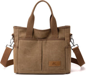 Borsa a tracolla in tela marrone con manici, tasche frontali e tracolla regolabile. Design casual, ideale per uso quotidiano e viaggi.