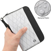 Custodia portafoglio in nylon impermeabile, design a rombi, con protezione RFID. Include cinturino da polso e chiusura a zip. Ideale per viaggi.