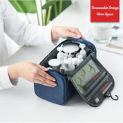 Borsa da viaggio blu con scomparti, contenente flaconi cosmetici e accessori. Design compatto, ideale per organizzare prodotti da bagno.