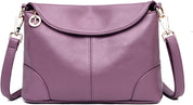 Borsa a tracolla in pelle viola, design elegante, chiusura con patta, dettagli in metallo dorato, ideale per moda donna, accessorio versatile.