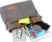 Borsa a tracolla in tela grigia con tasche multiple, contenente smartphone, tablet, occhiali da sole, chiavi e accessori. Design pratico e moderno.