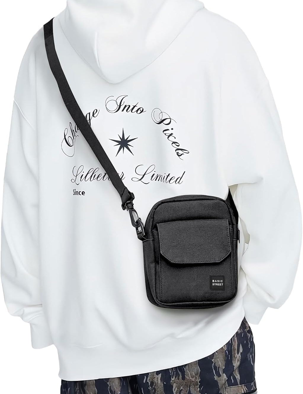 Borsa a tracolla nera su felpa bianca con stampa, moda casual uomo, abbigliamento streetwear, pantaloni mimetici, accessori pratici e versatili.