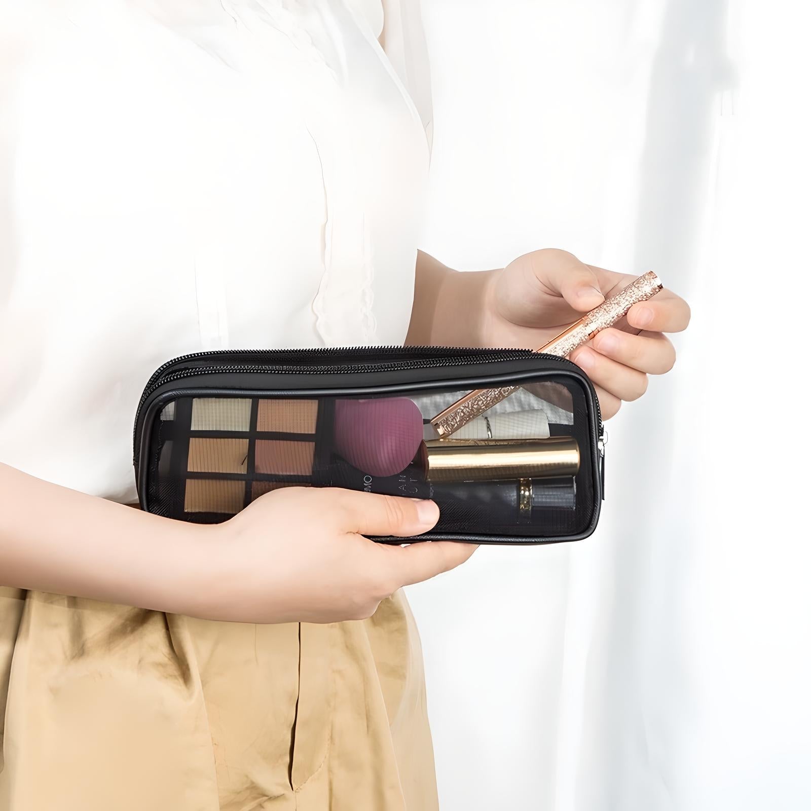 Donna con astuccio trasparente per trucchi, contenente pennelli, rossetti e cosmetici. Organizzatore da viaggio, accessori make-up essenziali.