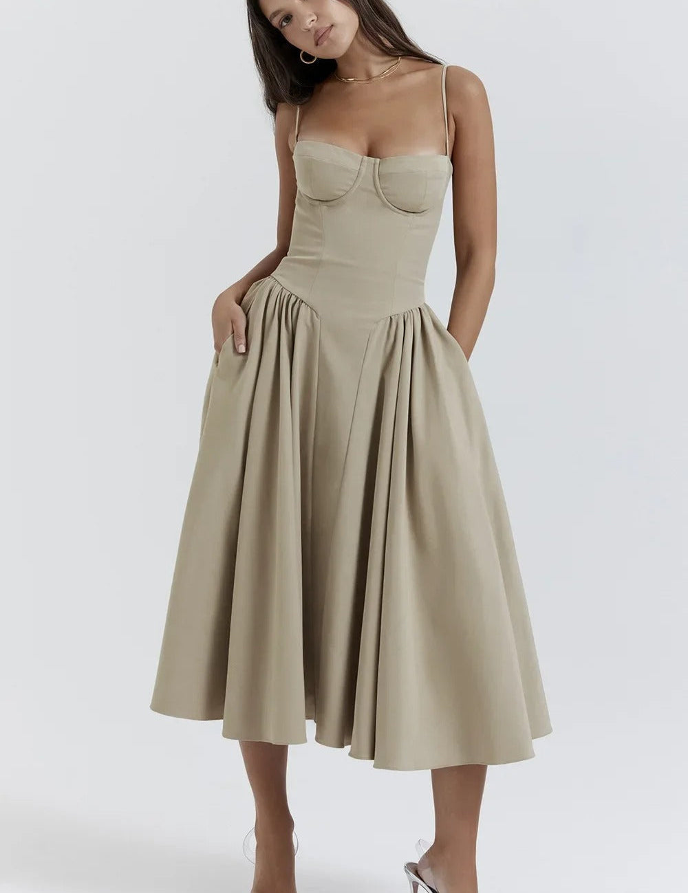 Abito midi beige elegante con spalline sottili, scollo a cuore e gonna svasata. Perfetto per eventi formali e serate speciali.