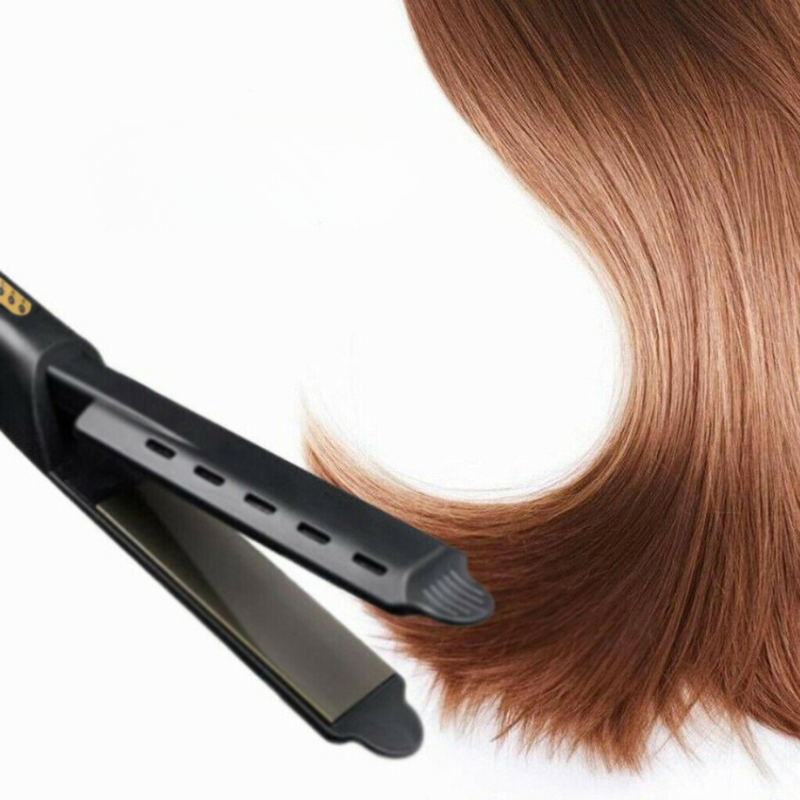 Piastra per capelli neri su capelli castani lisci, strumento styling professionale, lisciatura capelli, accessorio bellezza, cura capelli.