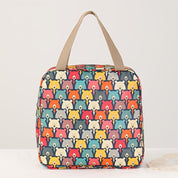Borsa termica colorata con motivo orsetti, manico beige, ideale per picnic e pranzo al sacco. Design vivace e funzionale per ogni occasione.
