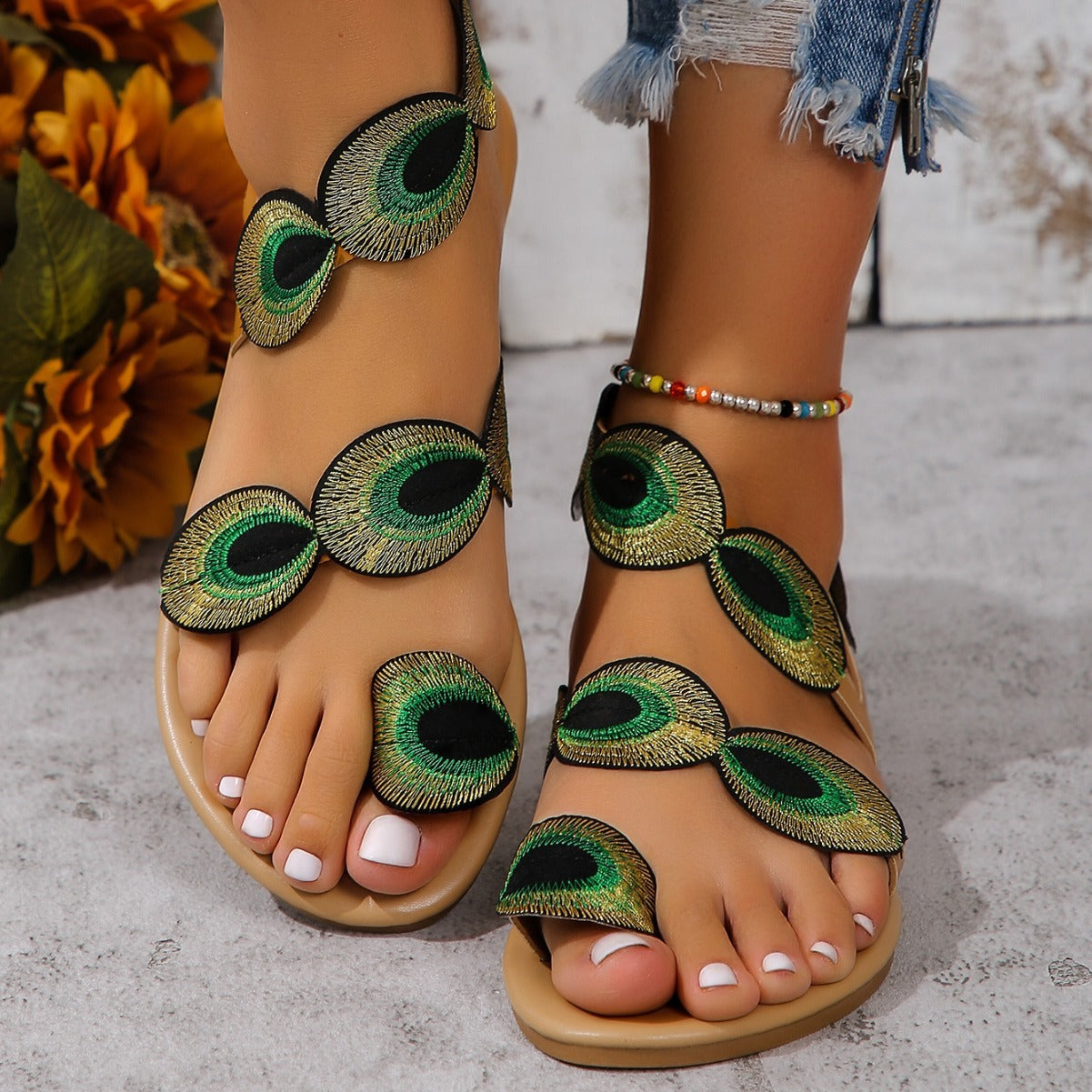 Sandali estivi da donna con motivo a piume di pavone verde, cinturino alla caviglia, suola beige. Perfetti per look casual e boho chic.