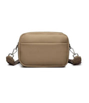 Borsa a tracolla in pelle beige, design rettangolare, chiusura con zip, tracolla regolabile, ideale per moda donna, accessorio elegante.