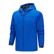 Giacca impermeabile blu con cappuccio, chiusura a zip, polsini regolabili. Ideale per outdoor, trekking, escursionismo. Abbigliamento sportivo uomo.