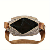 Borsa a tracolla beige con motivo monogramma, cerniera dorata, interno spazioso nero, tracolla regolabile marrone. Accessorio moda elegante.