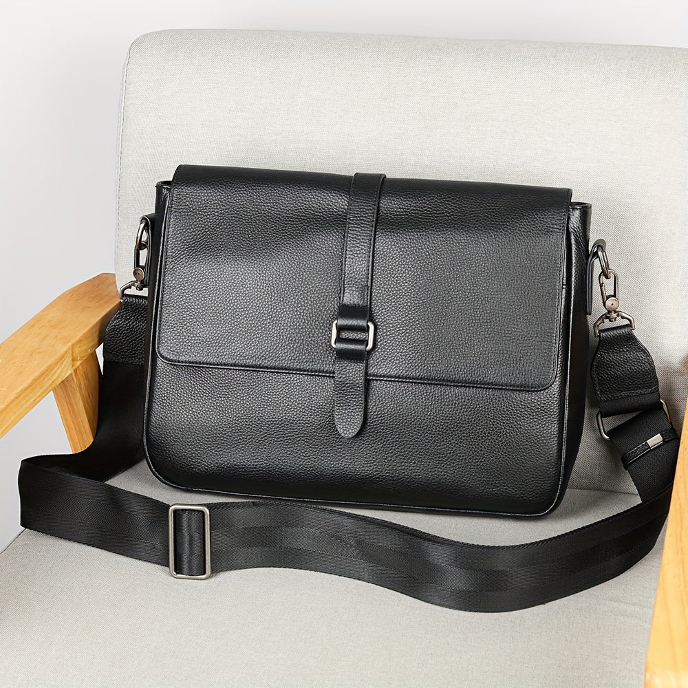 Borsa a tracolla in pelle nera su sedia, design elegante con fibbia argentata, ideale per lavoro e viaggio. Accessorio moda uomo/donna.