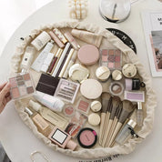Set di trucchi su un organizer rotondo: fondotinta, rossetti, pennelli, palette ombretti. Accessori cosmetici per trucco professionale e quotidiano.