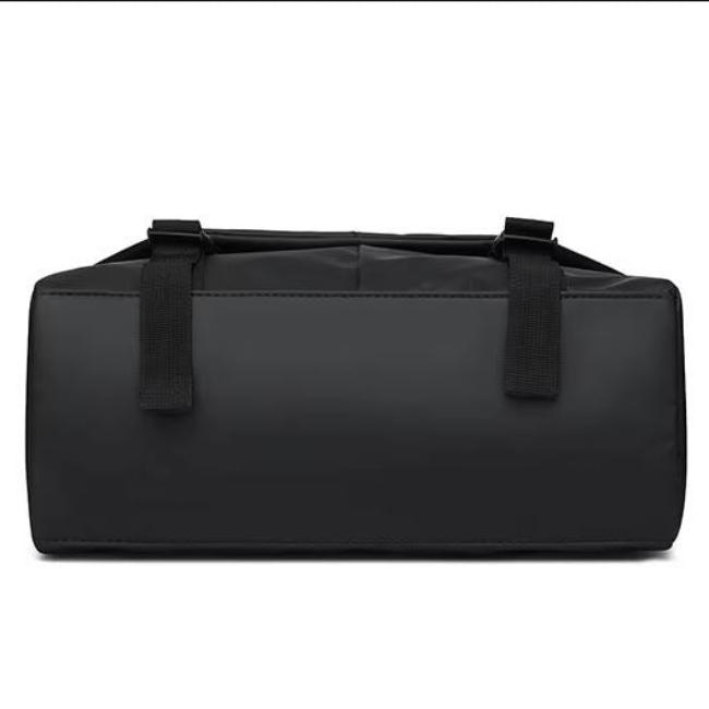 Borsone sportivo nero in tessuto resistente, con manici rinforzati. Ideale per palestra, viaggi, attività outdoor. Design moderno e spazioso.