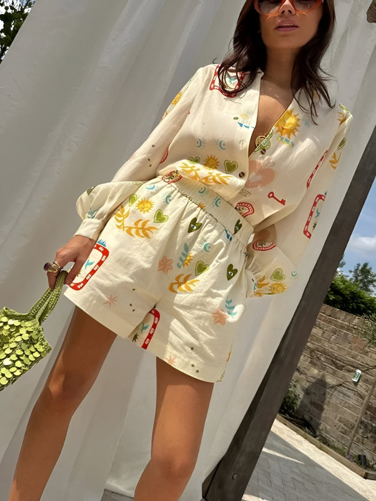 Donna con completo estivo in lino bianco stampato con motivi colorati, borsa verde a mano, sfondo esterno. Moda femminile, abbigliamento estivo.