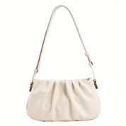 Borsa a spalla bianca in pelle, design elegante con pieghe, chiusura a zip, tracolla regolabile. Accessorio moda donna, stile contemporaneo.