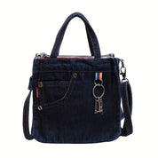 Borsa a tracolla in denim blu scuro con manici, tasca frontale e portachiavi. Design casual, ideale per moda quotidiana e shopping.