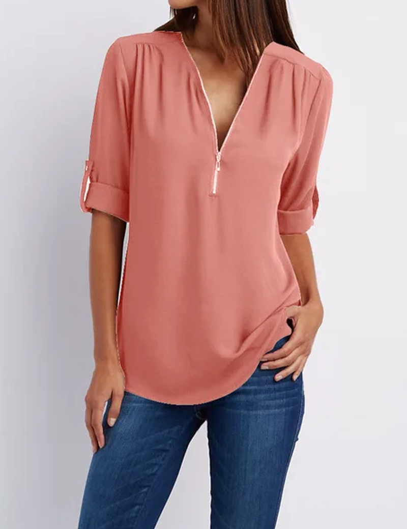 4 arrotolate, abbinata a jeans blu. Moda casual elegante, abbigliamento femminile trendy.