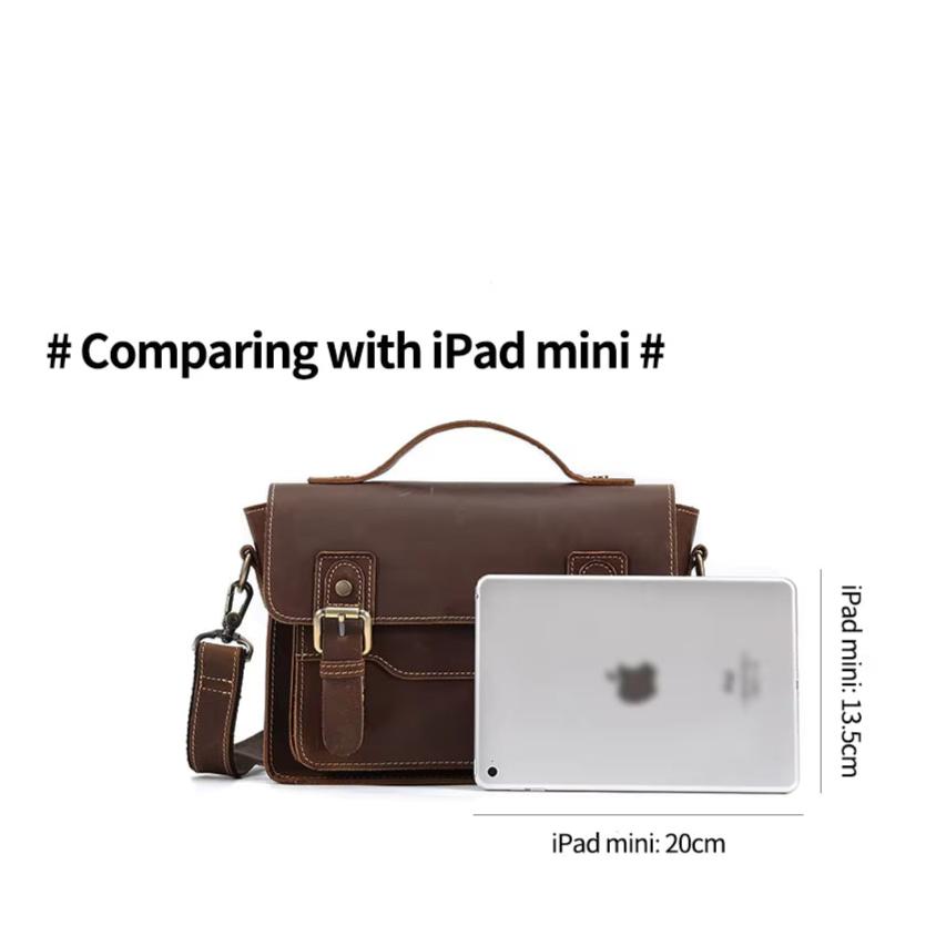 Borsa a tracolla in pelle marrone con fibbia, confrontata con iPad mini. Dimensioni compatte, ideale per lavoro e viaggio. Accessorio elegante.