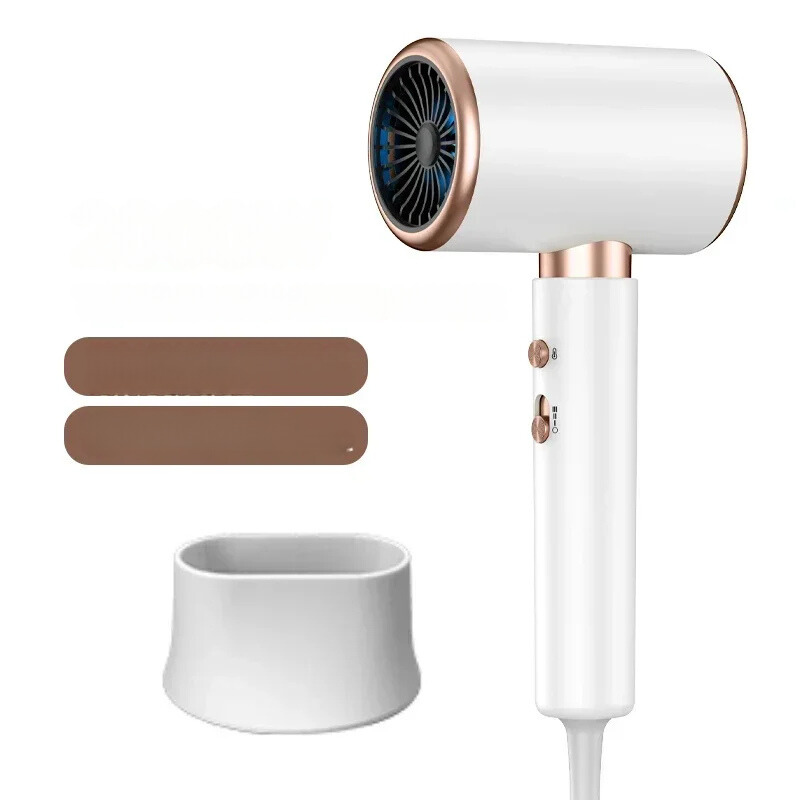 Asciugacapelli bianco con dettagli dorati, design moderno, include accessori: due concentratori e un supporto. Ideale per styling capelli professionale.