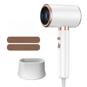 Asciugacapelli bianco con dettagli dorati, design moderno, include accessori: due concentratori e un supporto. Ideale per styling capelli professionale.