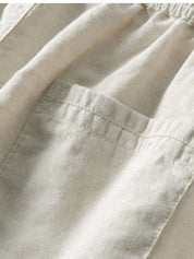 Pantaloni in lino beige con tasca posteriore, tessuto leggero e traspirante, ideale per abbigliamento estivo casual.