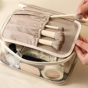 Set di pennelli trucco in borsa trasparente, organizer cosmetici beige, accessori bellezza, pratico per viaggio, contenitore compatto ed elegante.