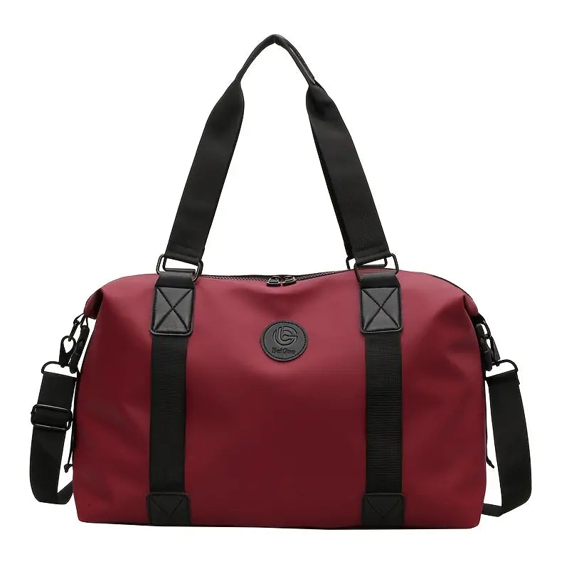 Borsone da viaggio rosso con manici e tracolla neri, design elegante e spazioso, ideale per palestra e weekend. Materiale resistente e impermeabile.