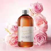 Bottiglia di idrosol di rosa damascena con etichetta, circondata da rose rosa su sfondo sfocato. Prodotto per cura della pelle, idratante naturale.