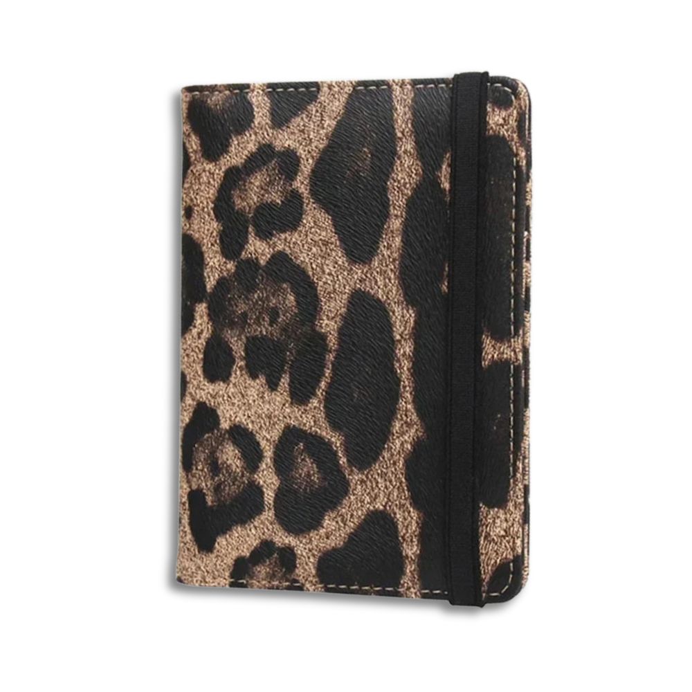 Portafoglio donna stampa leopardata, chiusura elastica nera, design elegante e compatto. Accessorio moda, ideale per organizzare carte e contanti.