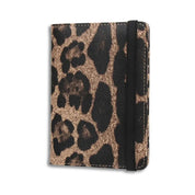 Portafoglio donna stampa leopardata, chiusura elastica nera, design elegante e compatto. Accessorio moda, ideale per organizzare carte e contanti.