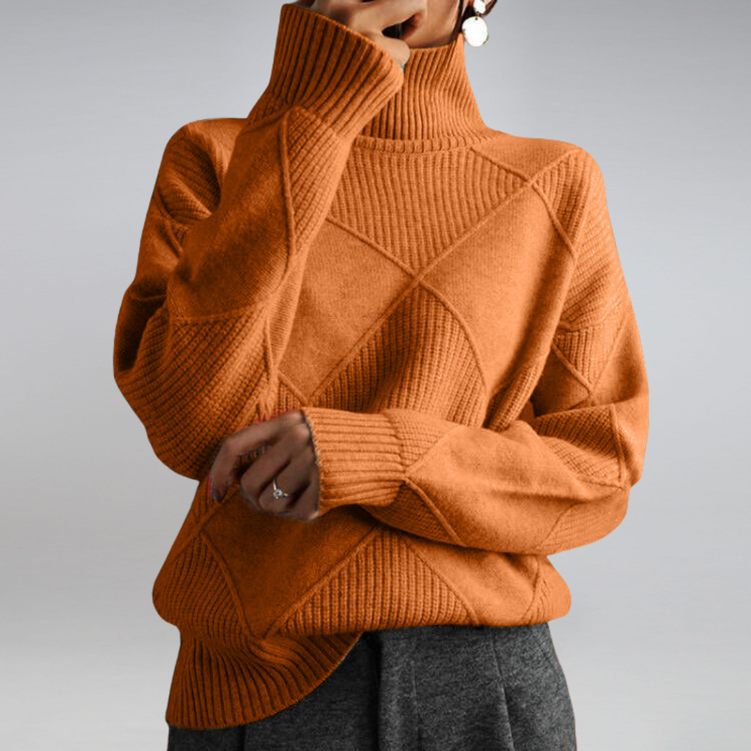 Maglione arancione a collo alto, design a quadri, indossato da una persona. Moda autunnale, tessuto caldo, stile casual chic.