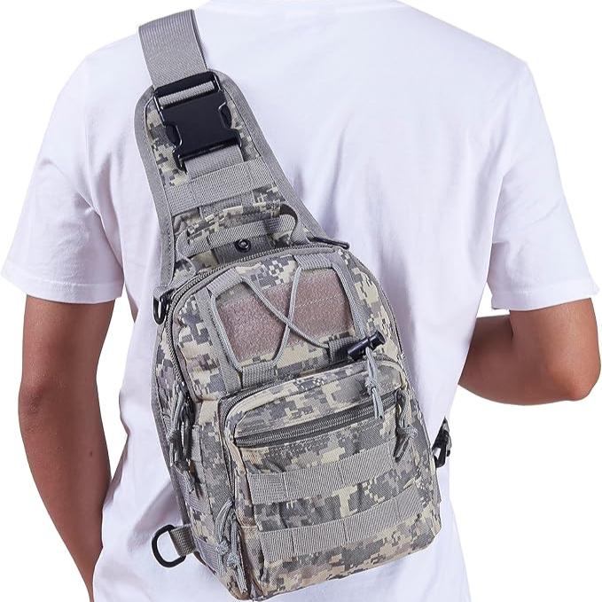 Zaino monospalla mimetico militare, indossato da uomo in maglietta bianca. Design tattico, multifunzionale, ideale per escursioni e attività outdoor.