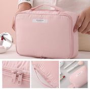 Borsa trucco rosa con cerniera, manico superiore, tasche interne. Ideale per organizzare cosmetici e accessori. Design elegante e pratico.
