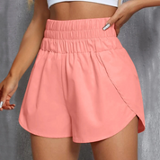 Shorts sportivi da donna rosa, vita alta, tessuto leggero, design a pieghe, ideali per allenamento e tempo libero. Moda estiva femminile.