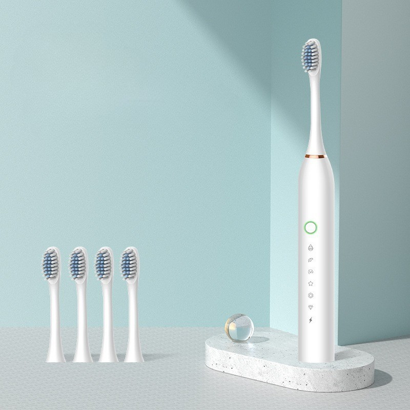 Spazzolino elettrico bianco con quattro testine di ricambio su base, design moderno, setole morbide, ideale per igiene orale quotidiana.