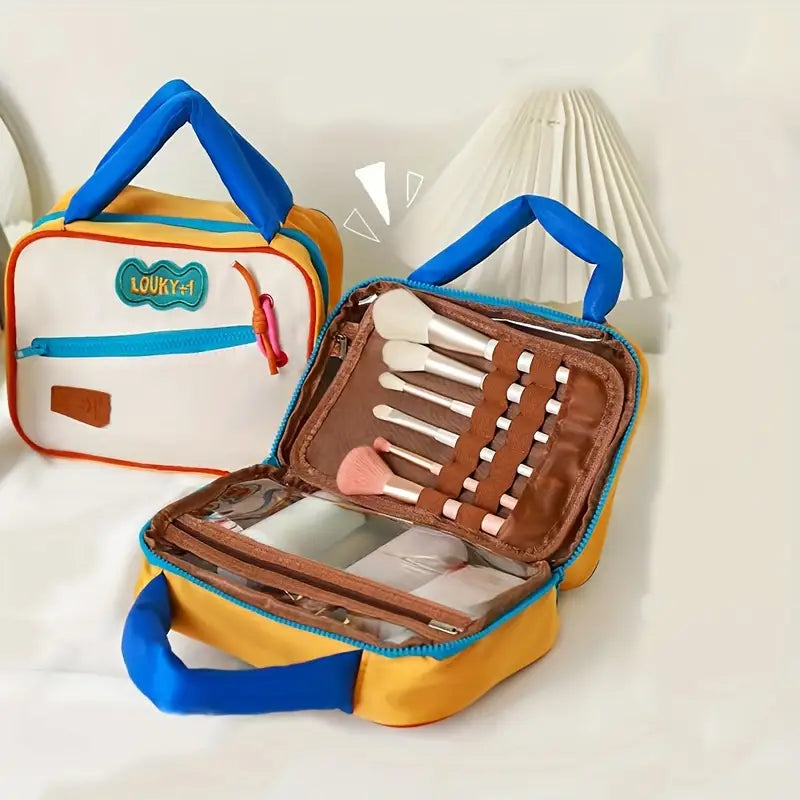 Borsa trucco gialla e blu con pennelli cosmetici, tasche trasparenti, design compatto, ideale per viaggi e organizzazione beauty.
