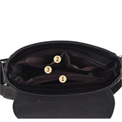 Borsa a tracolla nera in pelle con tre scomparti interni, design elegante e funzionale, ideale per lavoro e viaggio. Accessorio moda uomo.
