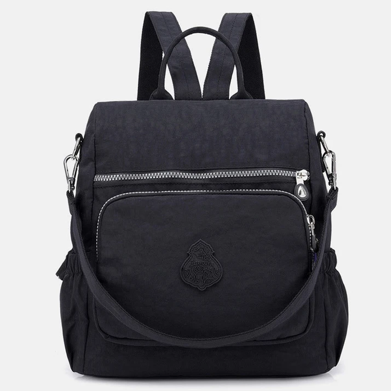 Zaino nero elegante con tasche multiple, cerniere argentate e logo frontale. Ideale per scuola, lavoro o viaggio. Design moderno e funzionale.