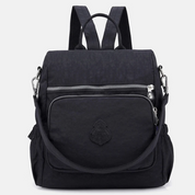 Zaino nero elegante con tasche multiple, cerniere argentate e logo frontale. Ideale per scuola, lavoro o viaggio. Design moderno e funzionale.