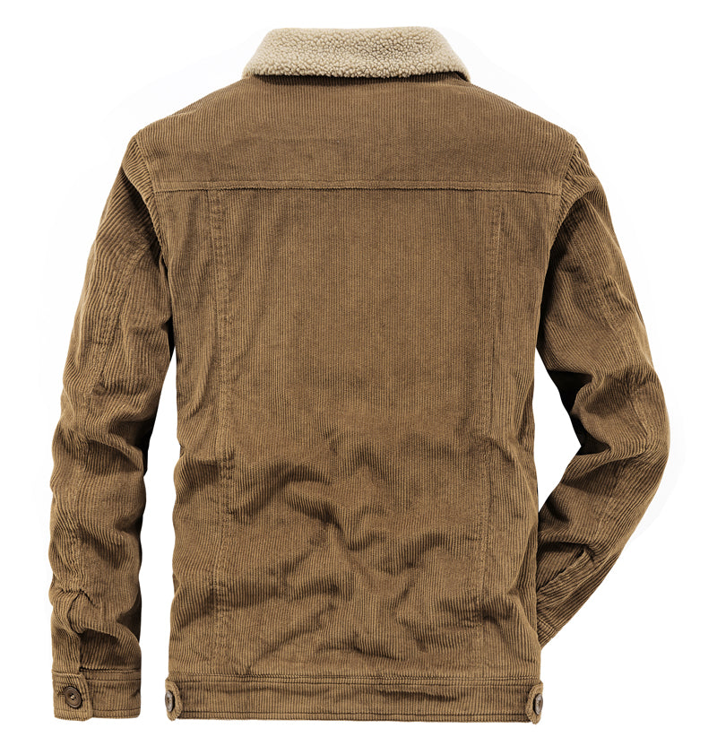 Giacca in velluto a coste marrone con colletto in pelliccia sintetica, design casual, ideale per l'autunno e l'inverno. Stile maschile, moda uomo.