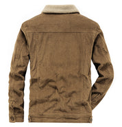 Giacca in velluto a coste marrone con colletto in pelliccia sintetica, design casual, ideale per l'autunno e l'inverno. Stile maschile, moda uomo.