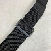 Cintura nera in nylon con fibbia rettangolare, design minimalista, accessorio moda unisex, ideale per pantaloni casual e sportivi.