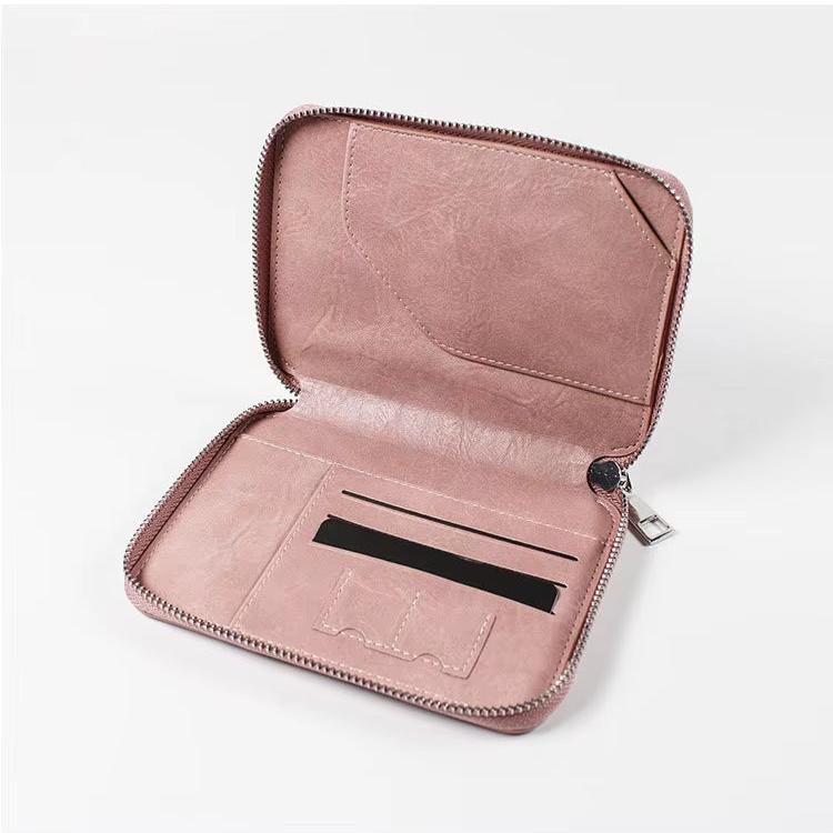 Portafoglio rosa in pelle sintetica aperto, con cerniera, scomparti per carte e tasca interna. Accessorio moda elegante e funzionale.