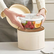 Contenitore per alimenti in vetro con coperchio ermetico, frutta fresca all'interno, riposto in custodia beige. Ideale per conservazione cibi.