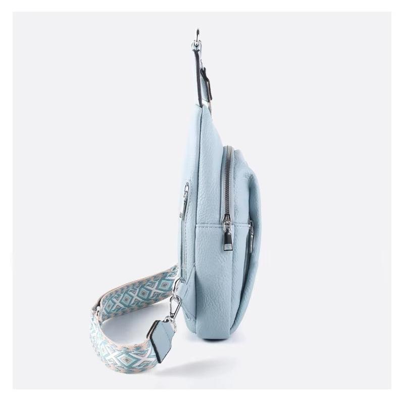 Borsa a tracolla in pelle azzurra con cerniere argentate e tracolla regolabile con motivo geometrico. Elegante e pratica per ogni occasione.
