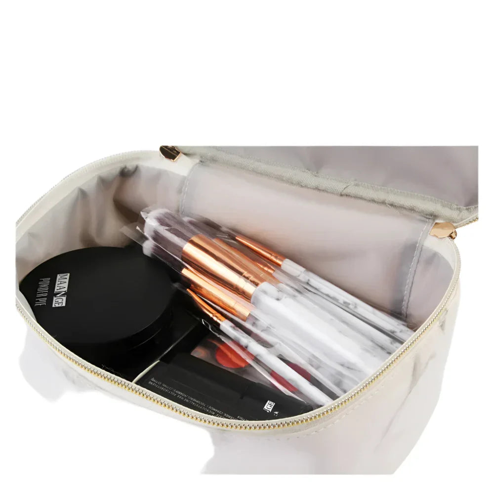 Astuccio cosmetico aperto con pennelli trucco, cipria e rossetto. Accessori bellezza essenziali, ideale per viaggi e organizzazione trucco.