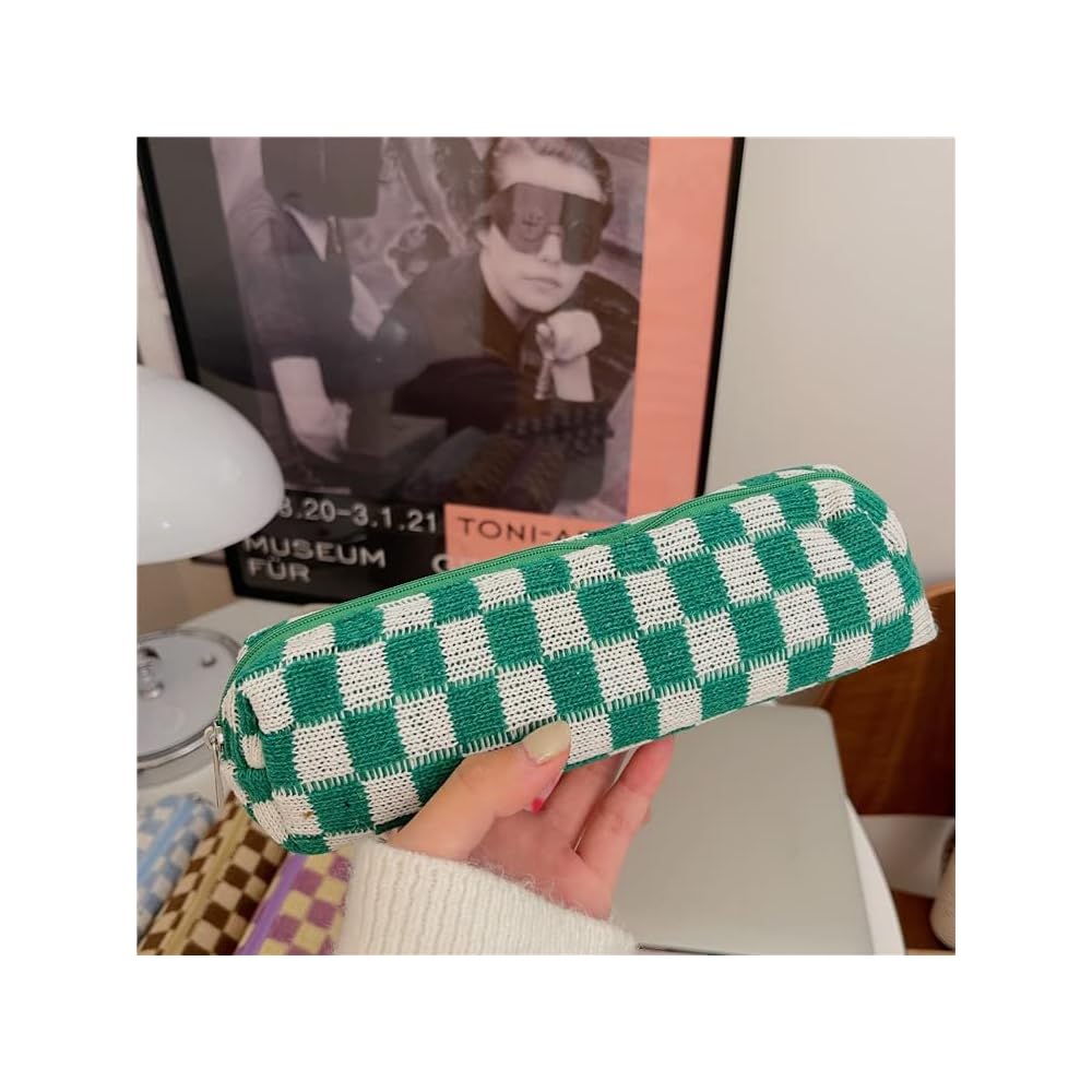 Astuccio a quadri verde e bianco tenuto in mano, design moderno, ideale per scuola o ufficio. Accessorio pratico e alla moda.