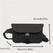 Borsa a tracolla nera trapuntata, dimensioni 30x21x5 cm, con chiusura a fibbia. Design elegante e pratico per moda e utilità quotidiana.