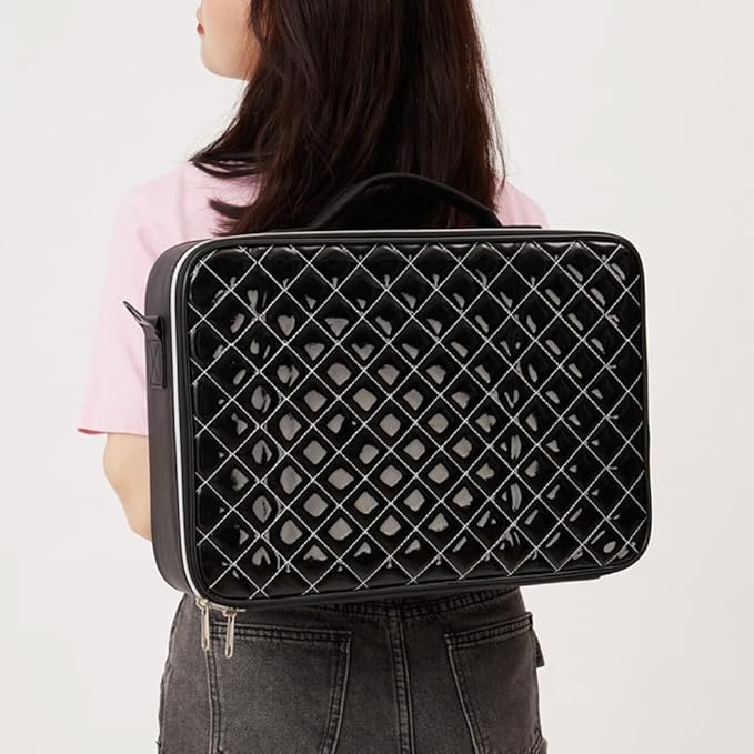 Zaino nero trapuntato in pelle lucida, indossato da una donna. Design elegante e moderno, ideale per moda e viaggi.